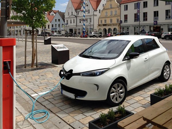 Суперминито Zoe на Renault в момента е най-продаваният изцяло електрически автомобил на френския пазар. За за две поредни години - 2015 и 2016-а, е и най-продаваната изцяло електрическа кола в Европа.